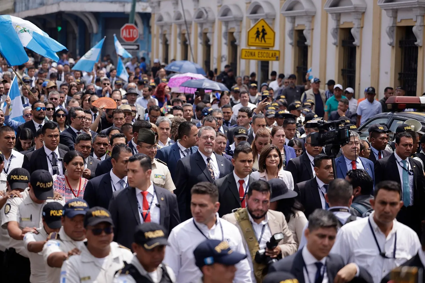 El presidente guatemalteco, Bernardo Arévalo, encabeza una marcha hacia el Congreso para entregar una iniciativa de ley con la que busca reforma la Ley Orgánica del Ministerio Público y con ello poder destituir a la fiscal general. Foto: Gobierno de Guatemala.