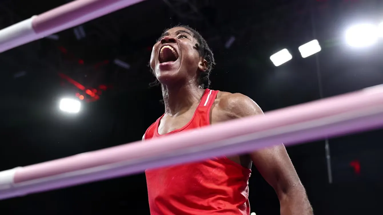 Cindy Ngamba avanzó a semifinales del box olímpico en su categoría y se convirtió en la primera atleta del Equipo Olímpico de Refugiados en obtener una medalla al asegurar al menos el bronce. Fotografía: Comité Olímpico Internacional.